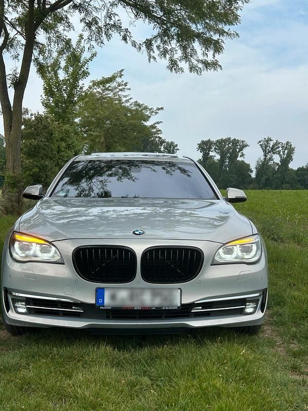 Silber Gebraucht 2013 BMW 750 Comfort Edition Limousine | 16.800 € (Guter Preis) - Bild 1/4