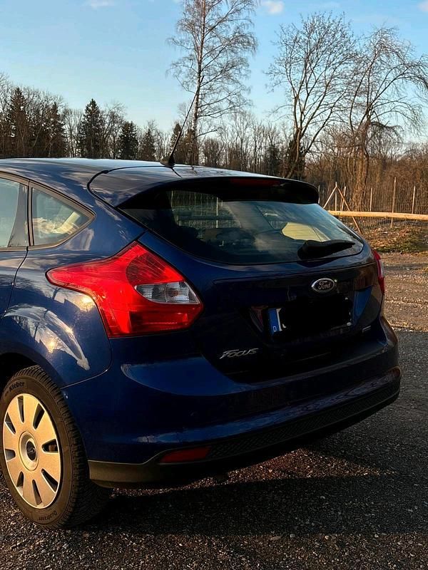 Gebraucht Ford Focus Trend 101 PS (74 kW) 2014 Blau Limousine