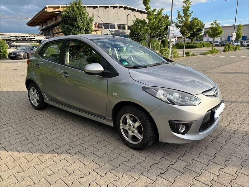 Grau Gebraucht 2009 Mazda 2 Limousine | 3.999 € (Fairer Preis) - Bild 1/4
