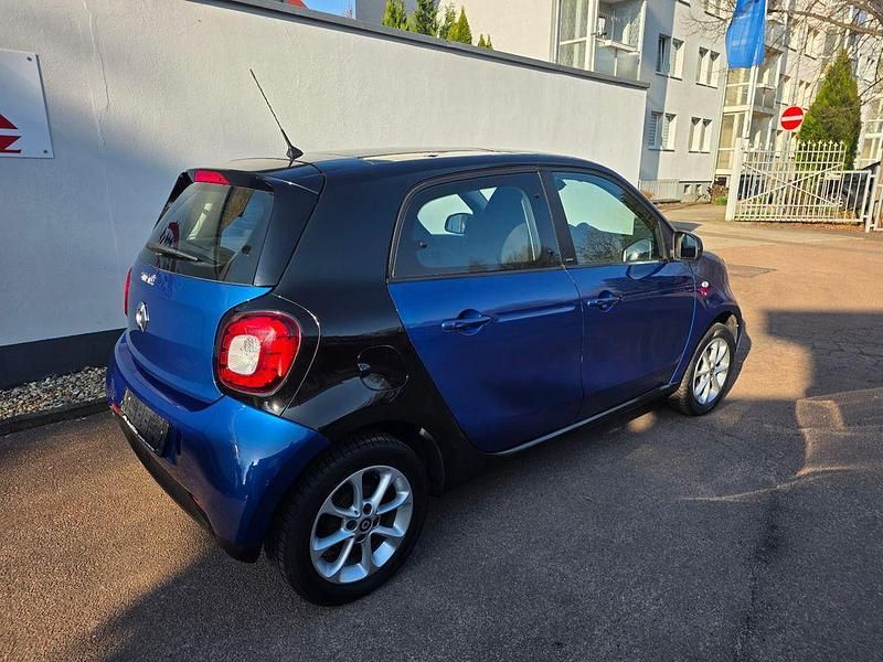 Używany Smart ForFour Basis 90 KM (66 kW) 2016 Niebieski Hatchback