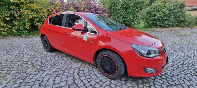 Rot Gebraucht 2010 Opel Astra Sport Coupé | 3.200 € (Fairer Preis) - Bild 1/4