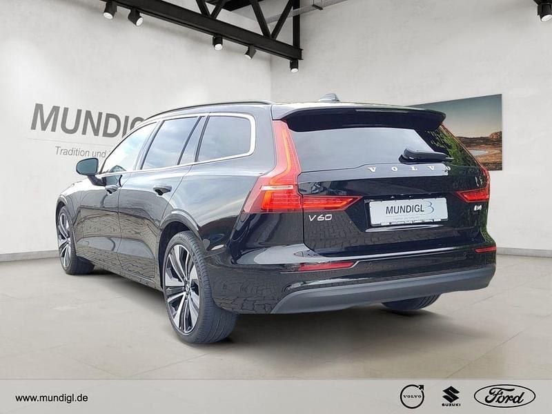 Gebraucht Volvo V60 Core 197 PS (144 kW) 2022 Onyx black / metallic Kombi