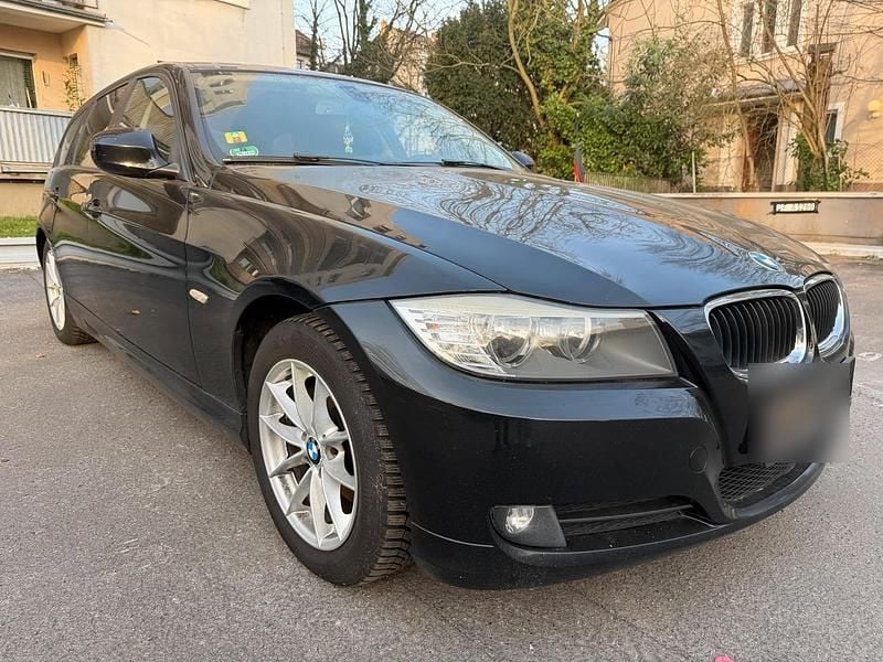 Gebraucht BMW 320 184 PS (135 kW) 2011 Schwarz Kombi