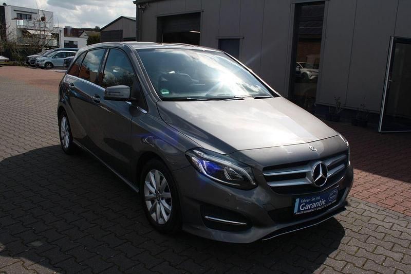 Gebraucht Mercedes B180 Style 122 PS (89 kW) 2018 Grau Kleinwagen