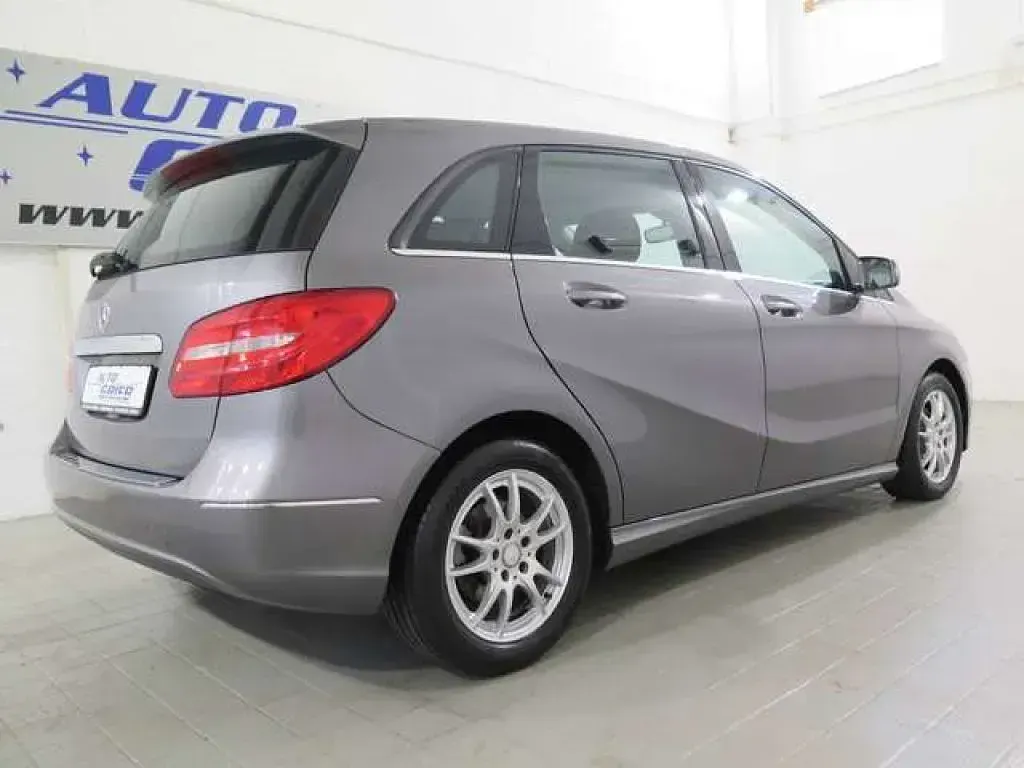 Gebraucht Mercedes 180 122 PS (89 kW) 2012 Mountaingrau  met. (metallic) Limousine