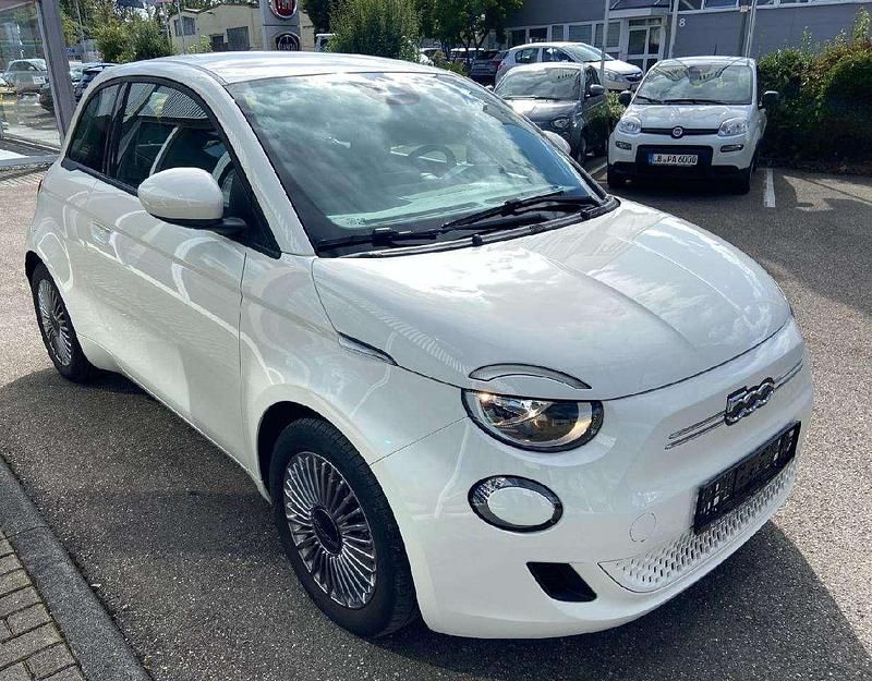 Gebraucht Fiat 500e Basis 86 kW (118 PS) 2023 Colore esterno (arktis weiß) Limousine