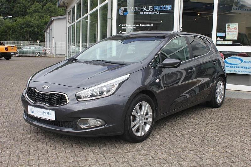 Grau Gebraucht 2015 Kia Ceed DREAM-TEAM Edition Limousine | 10.400 € (Fairer Preis) - Bild 1/4