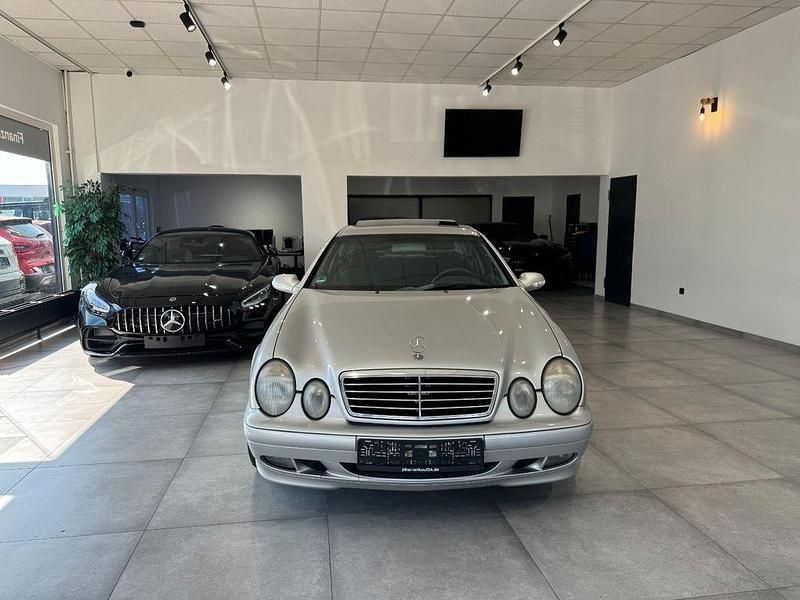 Grau Gebraucht 2001 Mercedes CLK200 Elegance Coupé | 3.000 € (Teuer) - Bild 1/4