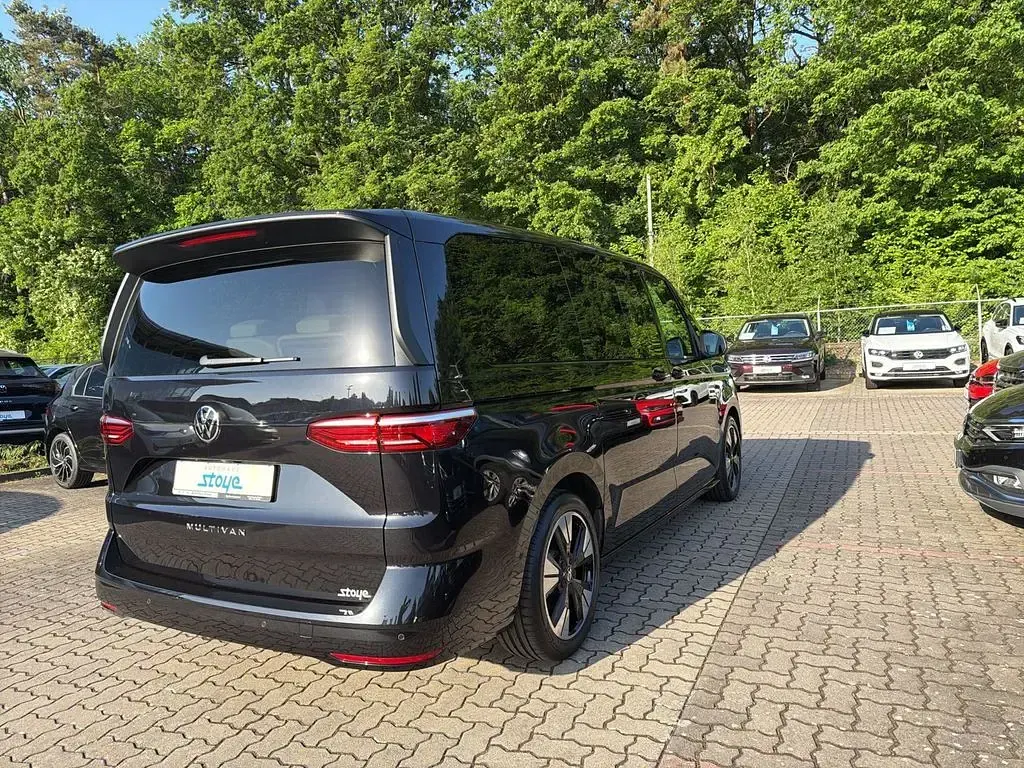 Gebraucht VW Multivan Life 150 PS (110 kW) 2025 Deep black perleffekt Van / Kleinbus