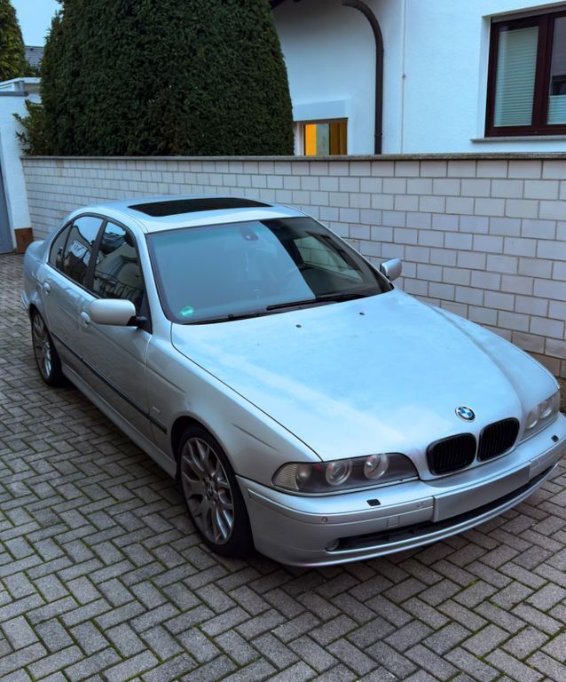 Silber Gebraucht 2002 BMW 520 M Sport Limousine | 3.190 € (Fairer Preis) - Bild 1/4