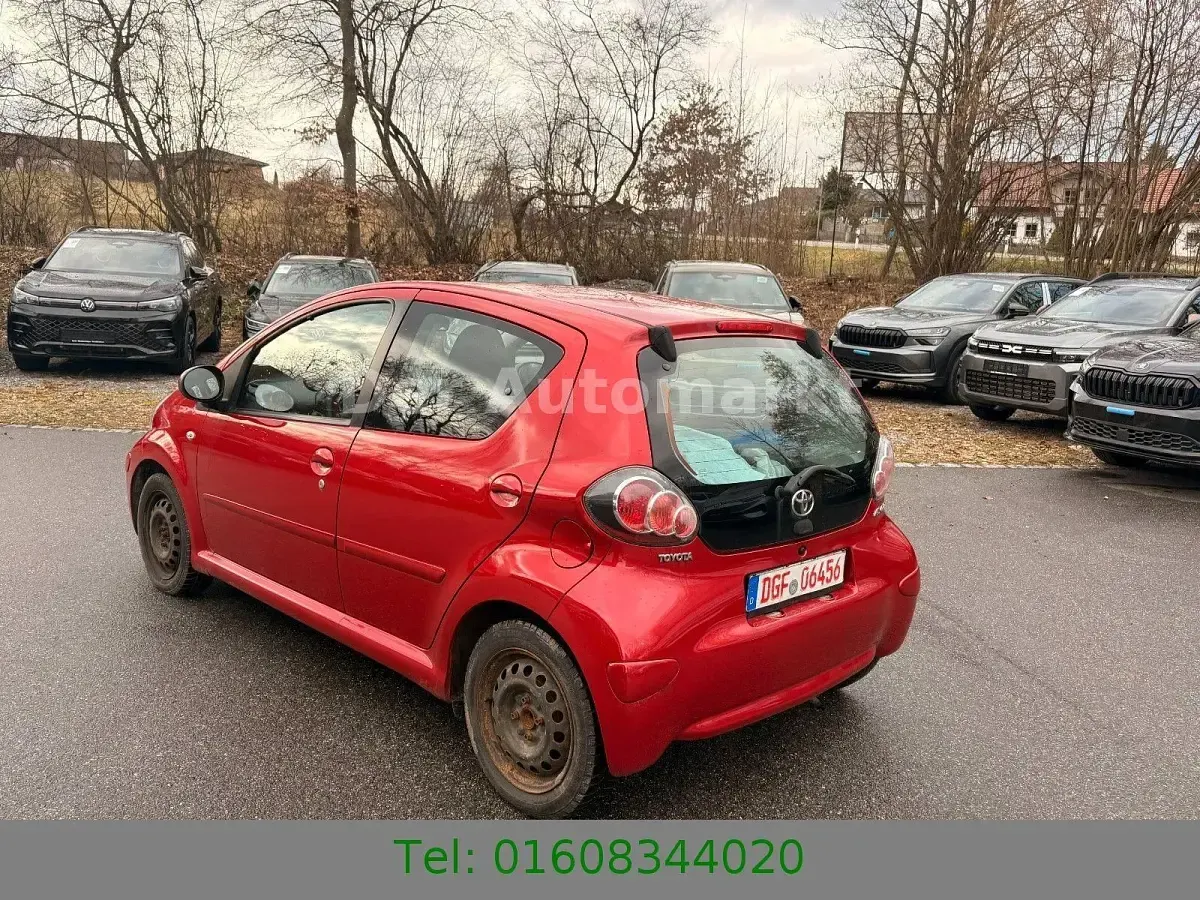 Używany Toyota Aygo 68 KM (50 kW) 2011 Czerwony Hatchback