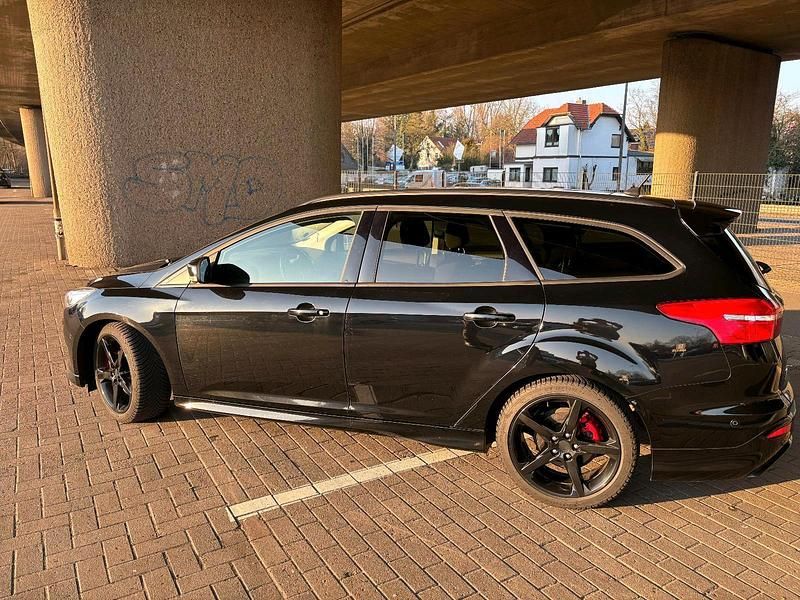Gebraucht Ford Focus 150 PS (110 kW) 2016 Schwarz Kombi