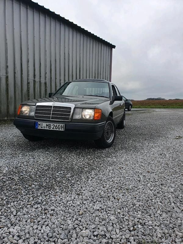 Grau Gebraucht 1987 Mercedes E260 Limousine | 6.700 € - Bild 1/4