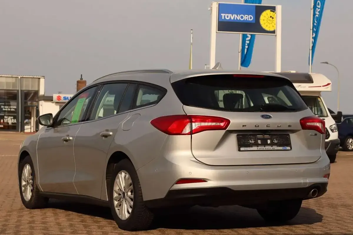 Gebraucht Ford Focus Titanium 125 PS (91 kW) 2021 Silber Kombi