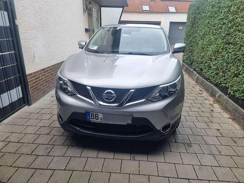 Silber Gebraucht 2015 Nissan Qashqai 360º SUV | 12.000 € (Fairer Preis) - Bild 1/4