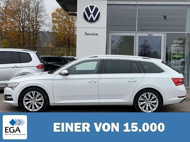 Weiß metallic Gebraucht 2022 Skoda Superb Style Kombi | 31.830 € (Fairer Preis) - Bild 1/4