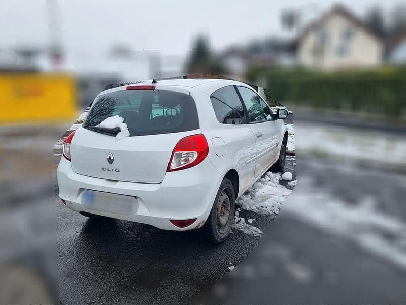 Używany Renault Clio II Dynamique 101 KM (74 kW) 2009 Biały Sedan/Limuzyna