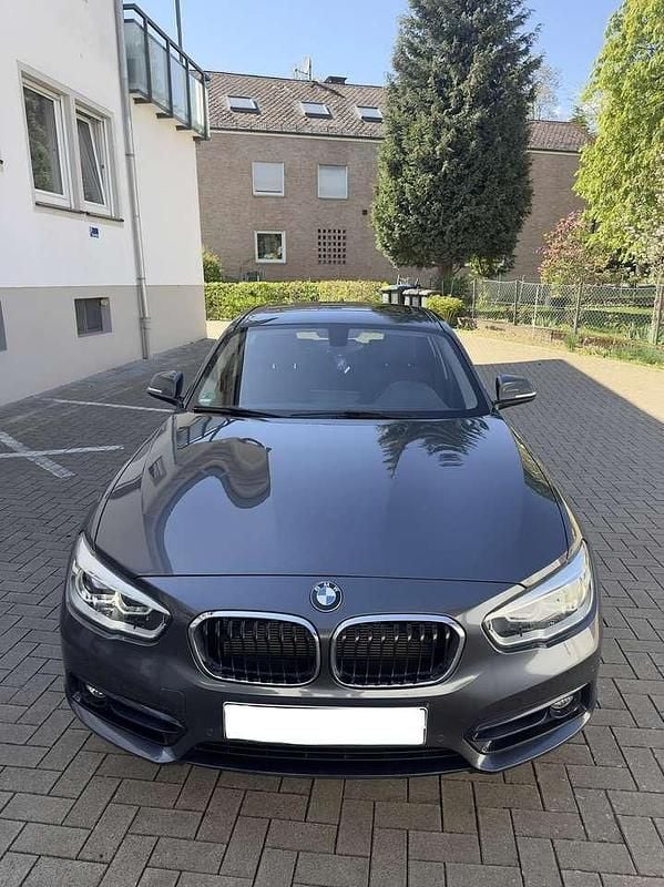 Grau Gebraucht 2019 BMW 120 Sport Line Kleinwagen | 18.500 € (Superpreis) - Bild 1/4