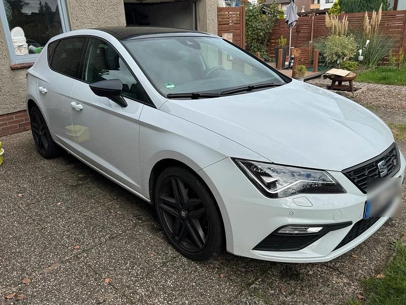 Weiß Gebraucht 2020 Seat Leon FR Limousine | 15.700 € (Fairer Preis) - Bild 1/4