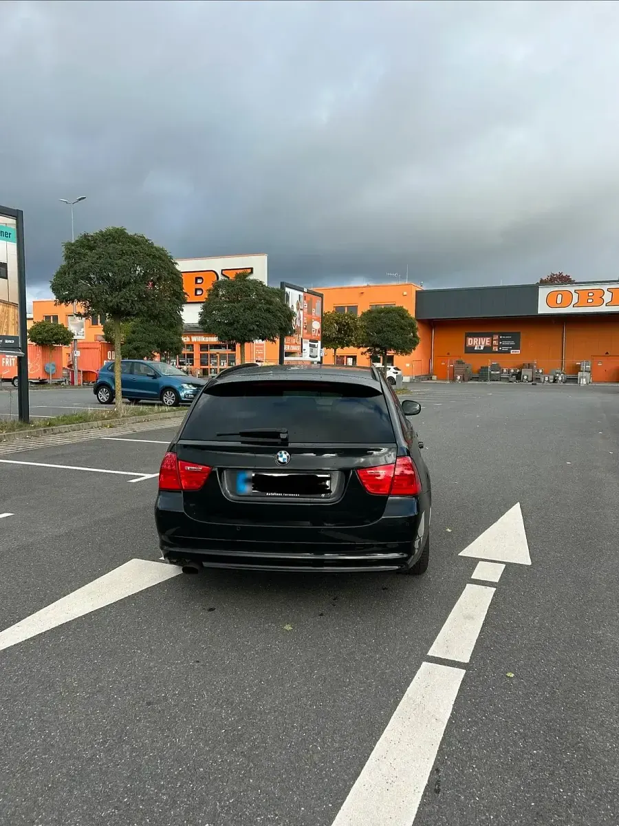 Gebraucht BMW 318 143 PS (105 kW) 2011 Schwarz Kombi