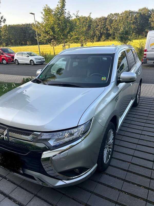 Silber Gebraucht 2021 Mitsubishi Outlander P-HEV Basis SUV | 26.000 € (Etwas zu teuer) - Bild 1/4