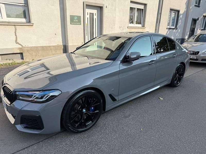 Grau Gebraucht 2022 BMW 530 Performance Limousine | 45.500 € - Bild 1/4