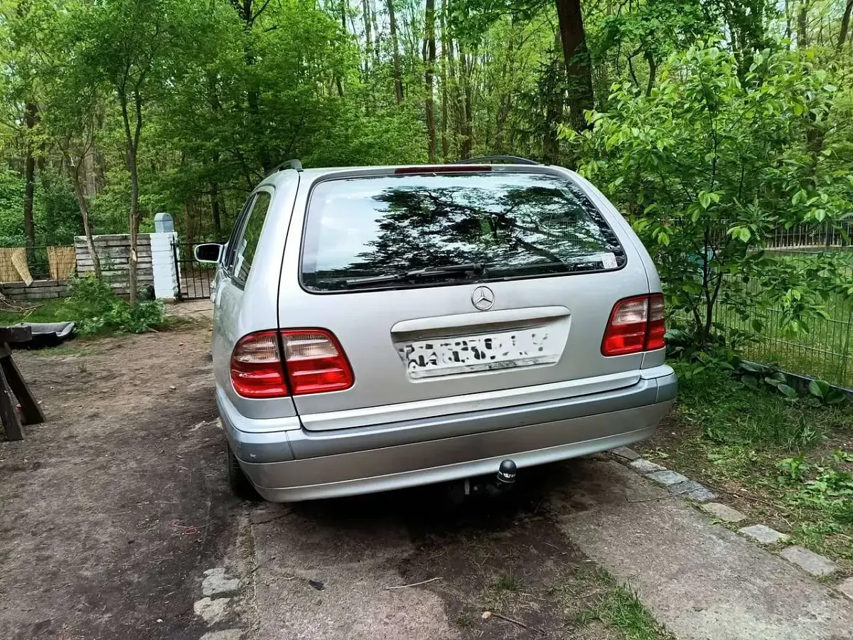 Używany Mercedes E220 Classic 143 KM (105 kW) 2000 Srebrny Kombi