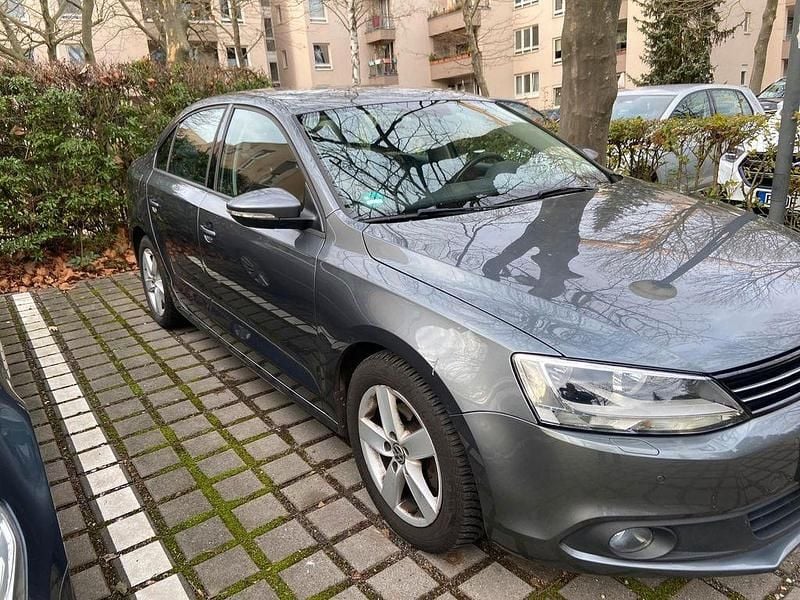 Gebraucht VW Jetta Life 105 PS (77 kW) 2012 Grau Limousine