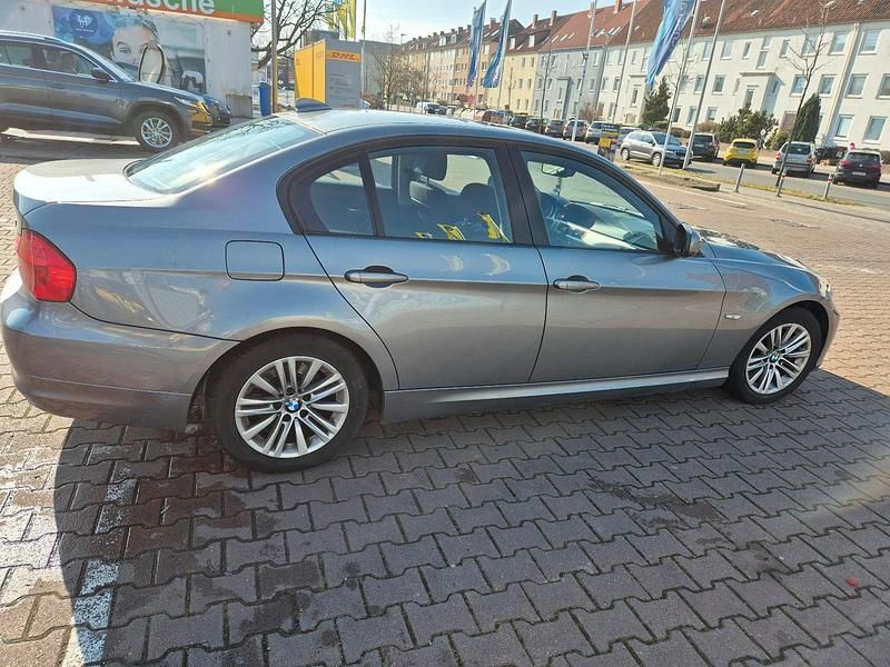 Grau Gebraucht 2011 BMW 316 Limousine | 9.500 € (Teuer) - Bild 1/4
