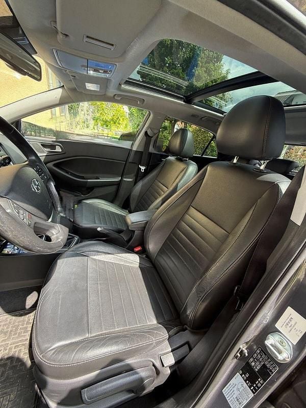 Gebraucht Hyundai i20 Style 101 PS (74 kW) 2015 Grau Kleinwagen