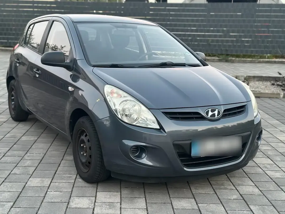 Gebraucht Hyundai i20 77 PS (56 kW) 2011 Grau Kleinwagen