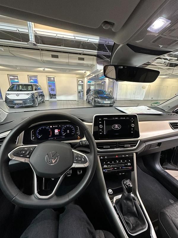 Second-hand VW T-Roc Move 149 CP (109 kW) 2023 Negru SUV