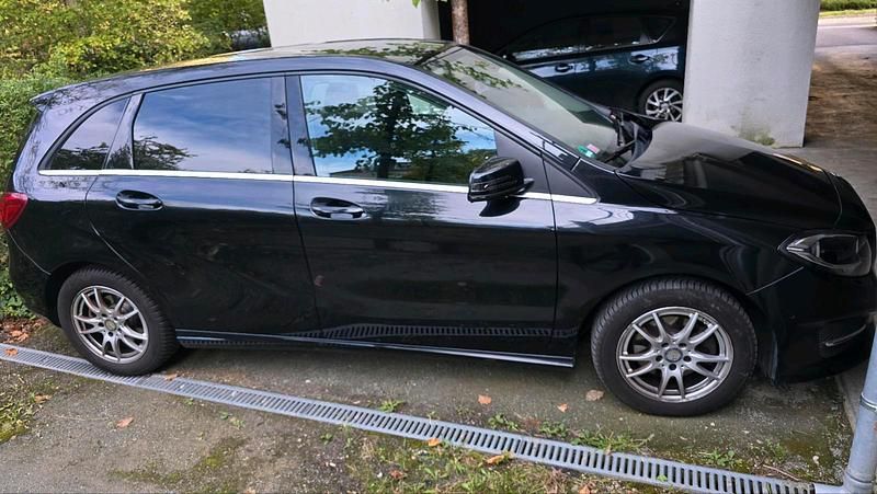 Schwarz Gebraucht 2015 Mercedes 180 Limousine | 9.900 € (Guter Preis) - Bild 1/4