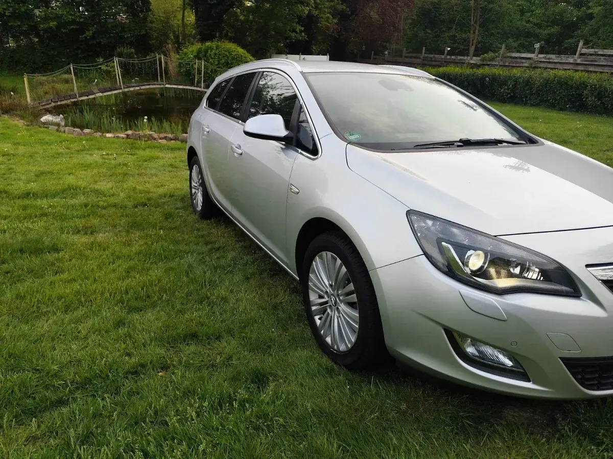 Gebraucht Opel Astra Innovation 125 PS (91 kW) 2011 Silber Kombi