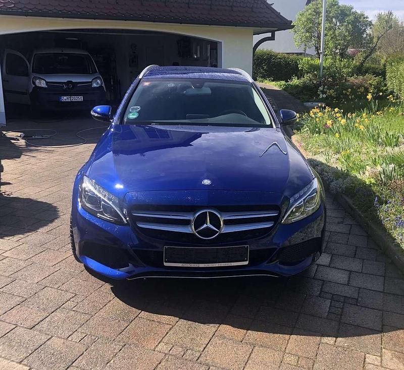 Blau Gebraucht 2015 Mercedes C300e Kombi | 26.790 € (Teuer) - Bild 1/2