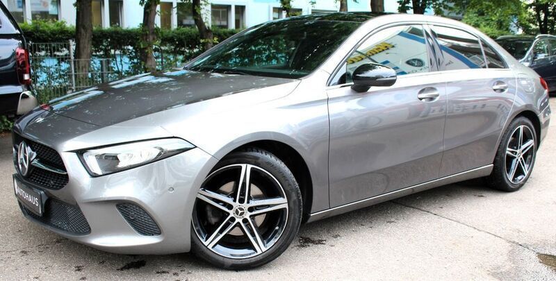 Grau Gebraucht 2019 Mercedes A180 AMG line Limousine | 21.999 € (Fairer Preis) - Bild 1/4