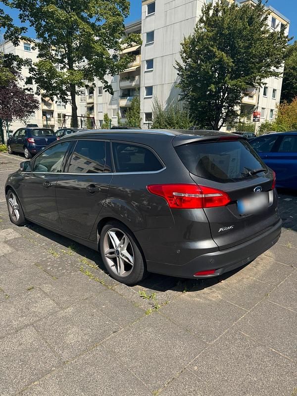 Gebraucht Ford Focus Titanium 125 PS (91 kW) 2018 Grau Kombi