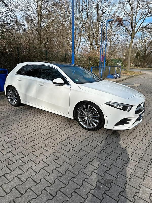 Weiß Gebraucht 2019 Mercedes A220 AMG line Limousine | 25.000 € (Etwas zu teuer) - Bild 1/4