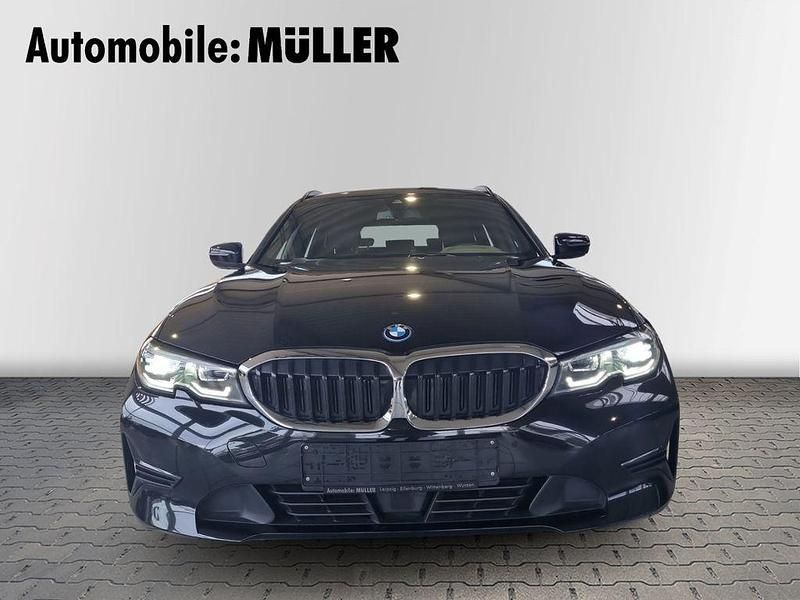 Gebraucht BMW 330e Advantage 184 PS (135 kW) 2022 Schwarz Kombi