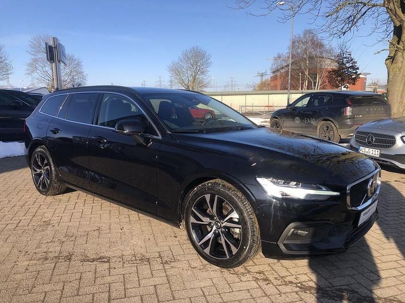 Gebraucht Volvo V60 Core 197 PS (144 kW) 2025 Onyx black / metallic Kombi
