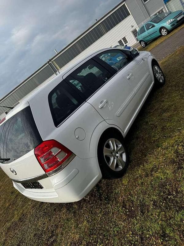 Gebraucht Opel Zafira Edition 140 PS (102 kW) 2010 Weiß Van / Kleinbus