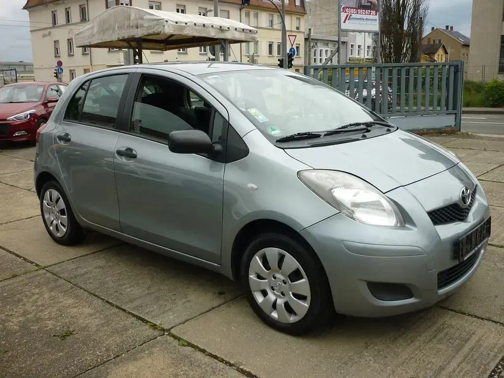 Gebraucht Toyota Yaris Cool 69 PS (50 kW) 2011 Grau Kleinwagen