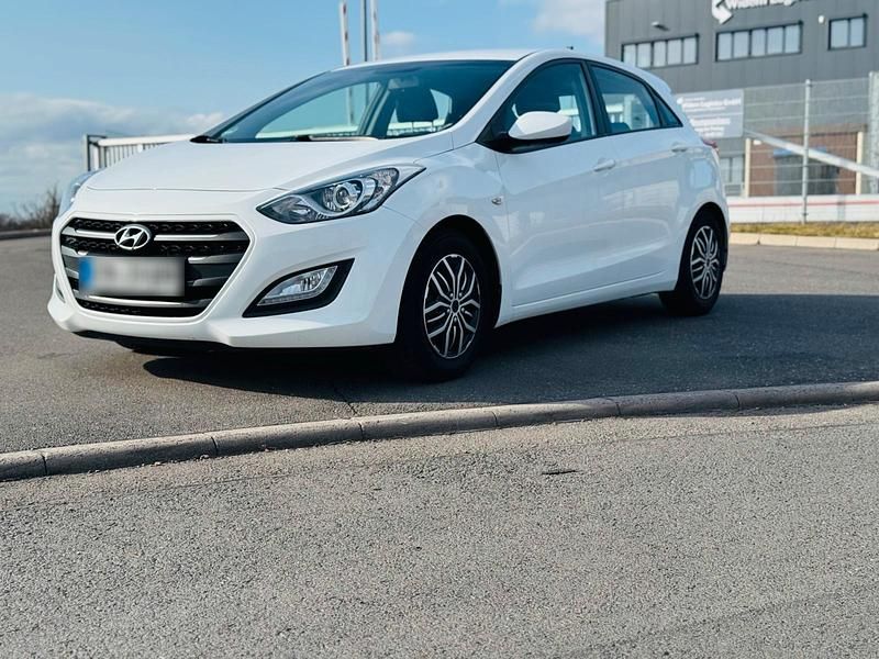 Gebraucht Hyundai i30 110 PS (80 kW) 2016 Weiß Limousine