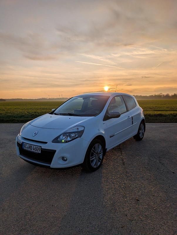 Weiß Gebraucht 2012 Renault Clio IV Night&Day Kleinwagen | 5.450 € (Fairer Preis) - Bild 1/4