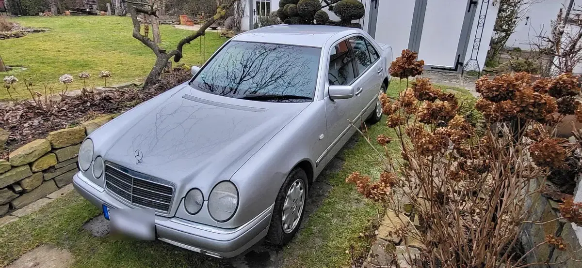 Brugt Mercedes E280 204 HK (150 kW) 1998 Sølv Sedan