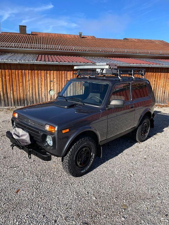 Grau Gebraucht 2022 Lada niva SUV | 16.790 € (Etwas zu teuer) - Bild 1/4