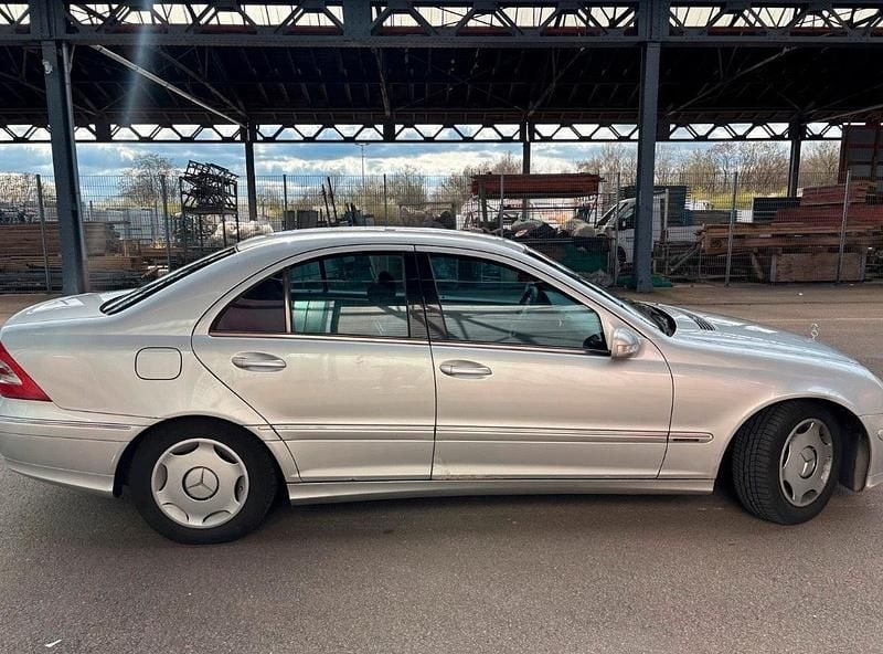 Second-hand Mercedes C200 163 CP (119 kW) 2002 Argintiu Berlinǎ