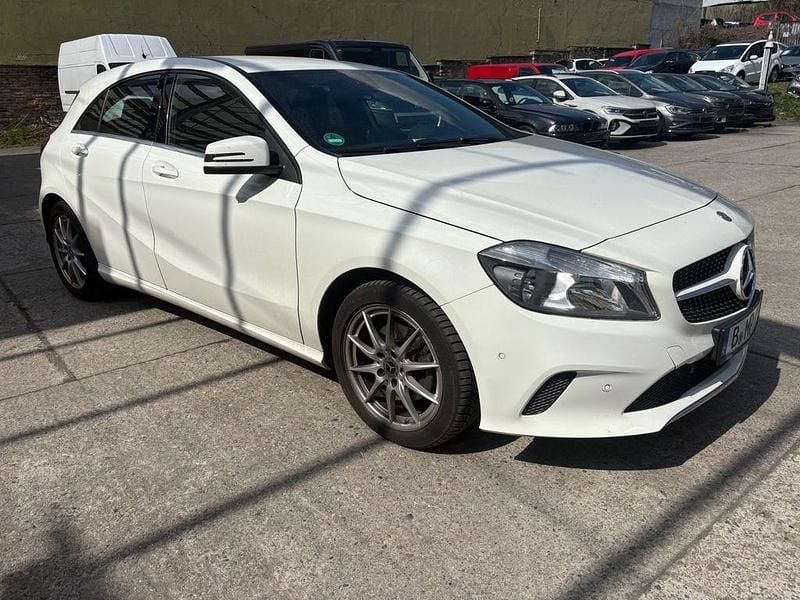 Gebraucht Mercedes A180 122 PS (89 kW) 2017 Weiß Limousine