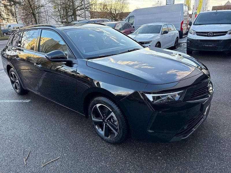 Neu Opel Astra Edition 131 PS (96 kW) 2025 Lackierung schwarz perla nera/ Kombi