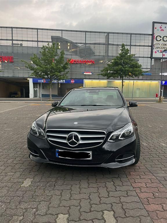 Schwarz Gebraucht 2014 Mercedes E200 Limousine | 22.150 € - Bild 1/4